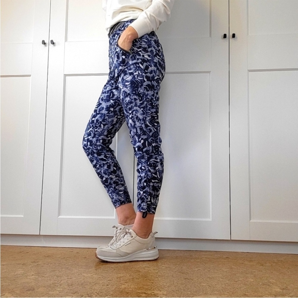 Athleta Ariel Aspire Printed Pant Jogger Blue Floral Lightweight stretch Size 10 - Picture 3 of 16